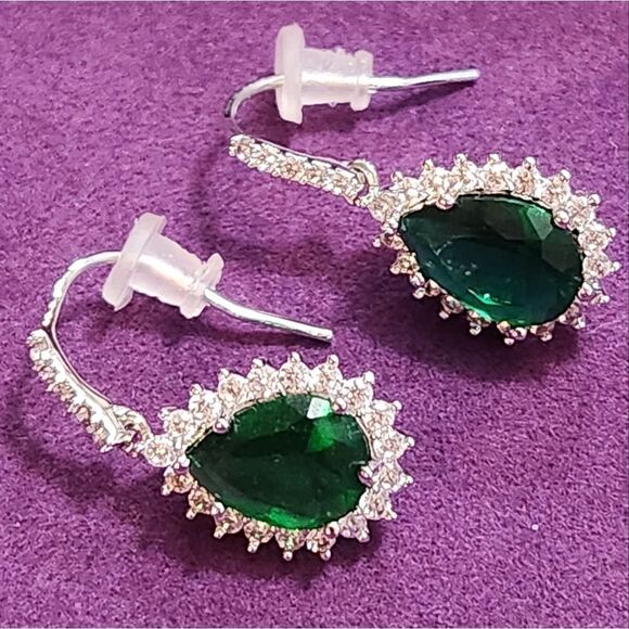 🔥NWOT Green Faux Emerald & Cubic Zirconia Teardrop Dangling Earrings - Picture 5 of 9